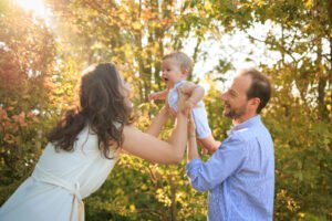 Parents et leur enfant en balade sur le terril de Rieulay